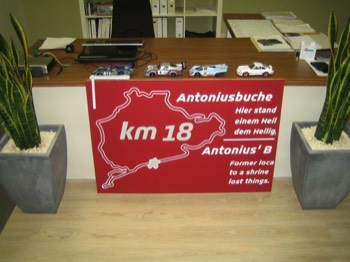  Nürburgring, Büro WW 41, Bemusterung einer graphischen Darstellung. Nach der Freigabe erfolgte die Umsetzung in der Eifel. 