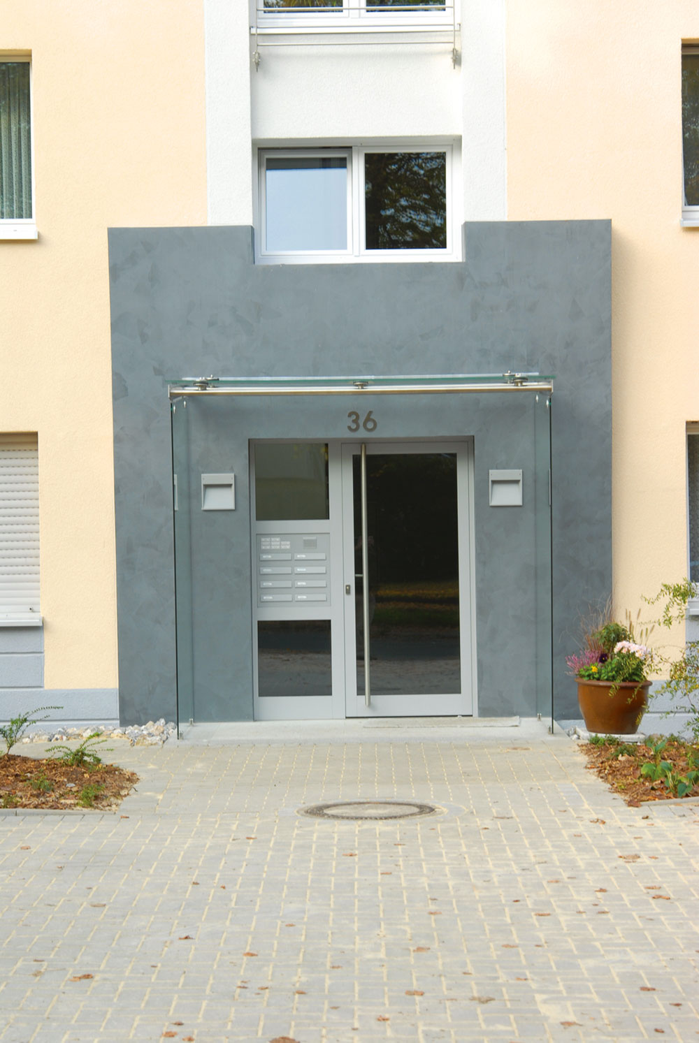  Flottmannstraße: Energetische Gebäudesanierung, kontruktive Umgestaltung der Eingänge, System Brillux 