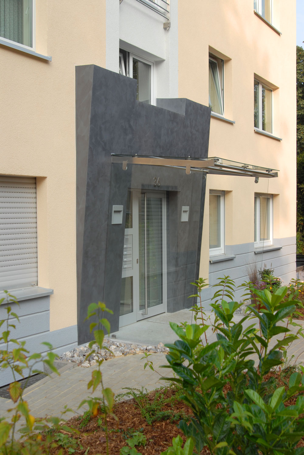  Flottmannstraße: Energetische Gebäudesanierung, kontruktive Umgestaltung der Eingänge, System Brillux 