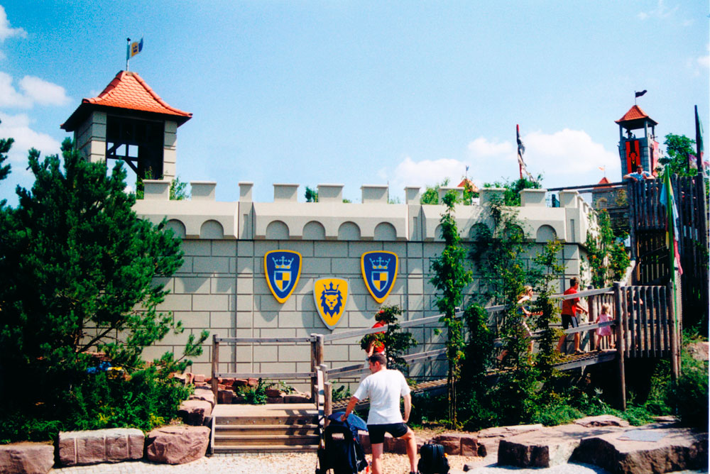  Aufbauten aus individuell angefertigten Sonderprofilen bestehend aus einem Leichtbaustoff und beschichtetem Polystyrol 