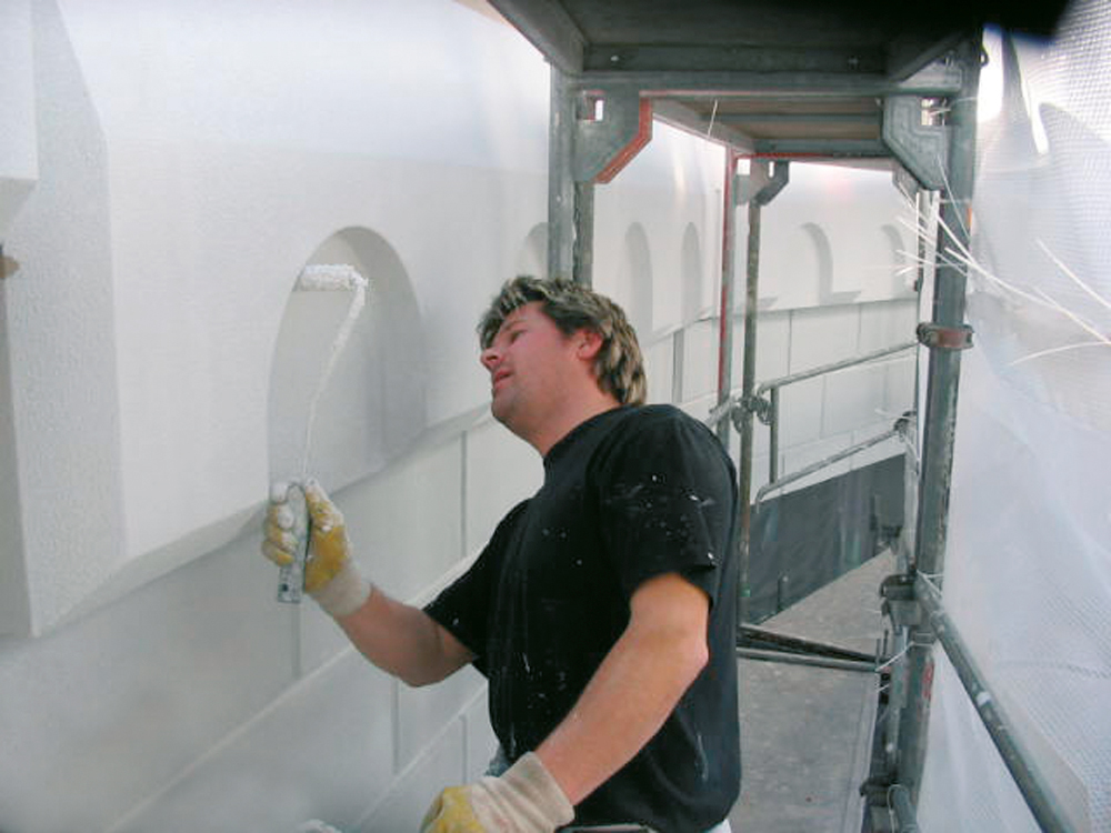  Zwischenbeschichtung aus quarzgefülltem Anstrichstoff, um eine mineralisch anmutende Oberfläche zu erzielen 